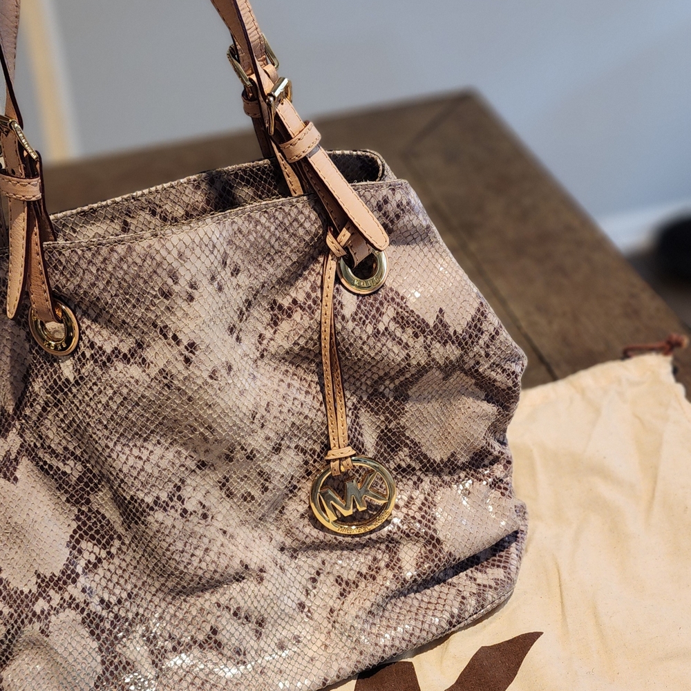 Michael Kors Tan Shoulder Bag with Elegant Design